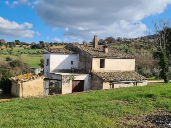 casa indipendente in vendita a Macerata