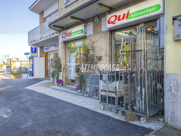 negozio in vendita a Macerata in zona Piediripa
