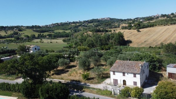 casa indipendente in vendita a Macerata