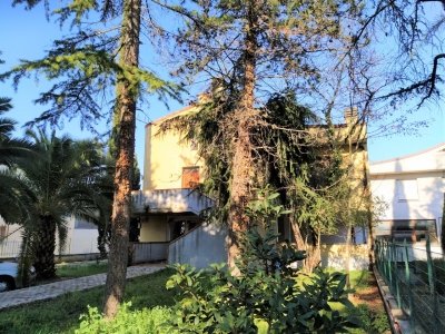 negozio in vendita a Macerata in zona Villa Potenza