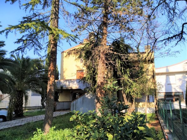 casa indipendente in vendita a Macerata in zona Villa Potenza