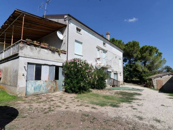 casa indipendente in vendita a Macerata