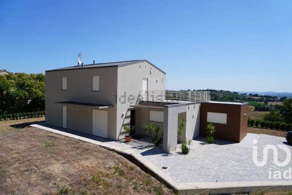 casa indipendente in vendita a Macerata