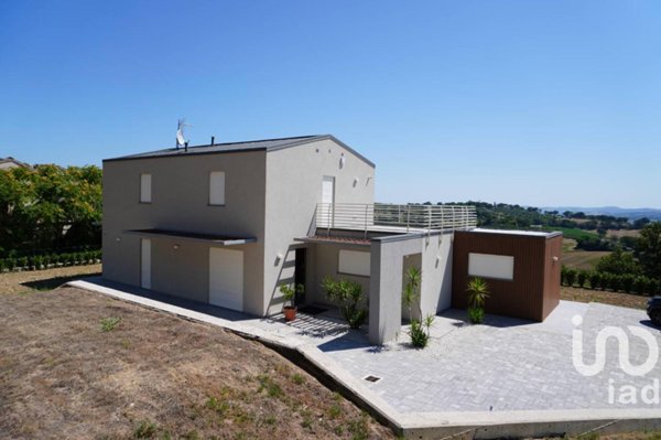 casa indipendente in vendita a Macerata