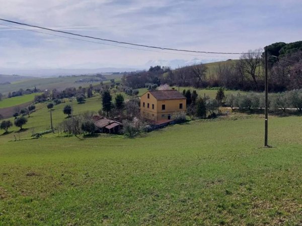 casa indipendente in vendita a Macerata