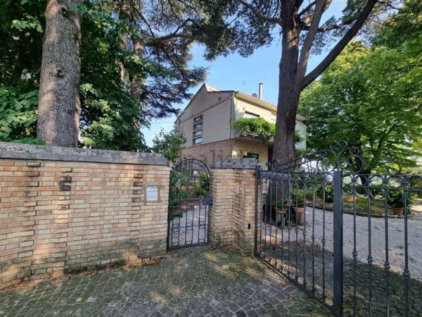 casa indipendente in vendita a Macerata