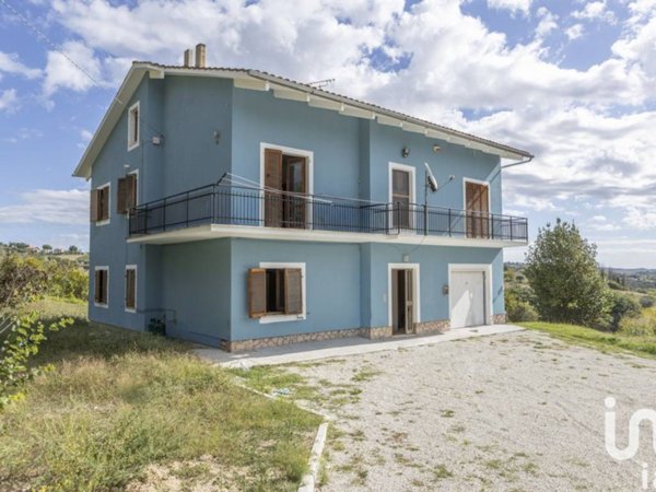 casa indipendente in vendita a Macerata