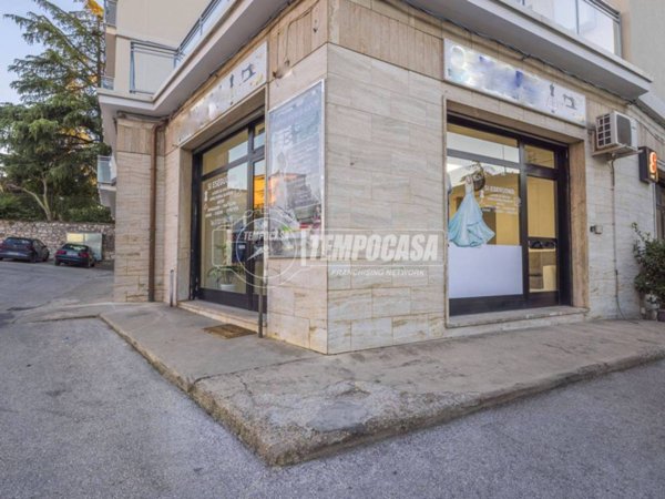 negozio in vendita a Macerata