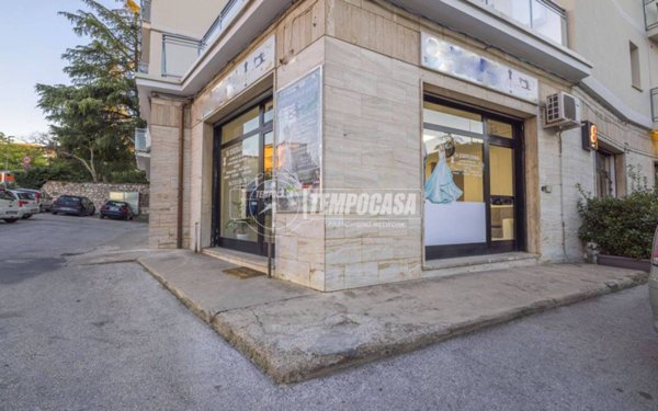 negozio in vendita a Macerata