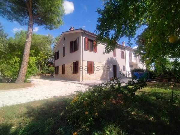 casa indipendente in vendita a Macerata