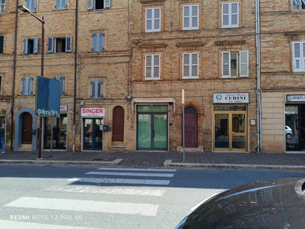 locale commerciale in vendita a Macerata