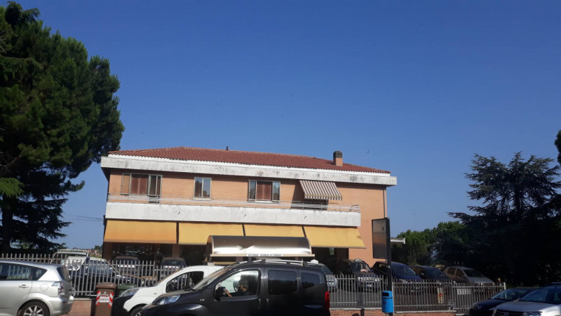 negozio in vendita a Macerata in zona Sforzacosta