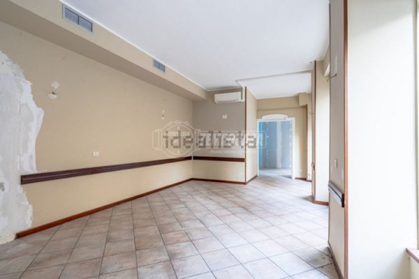 locale commerciale in vendita a Macerata