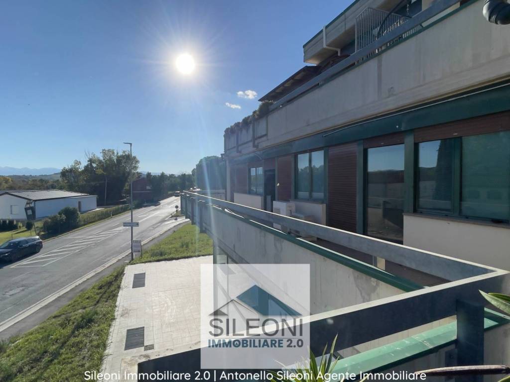 ufficio in vendita a Macerata in zona Piediripa