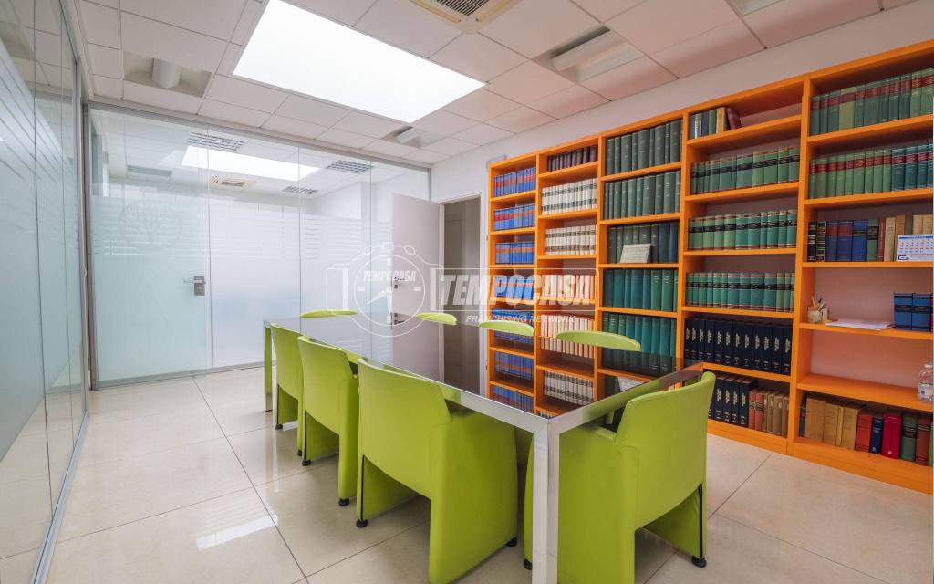 ufficio in vendita a Macerata in zona Piediripa