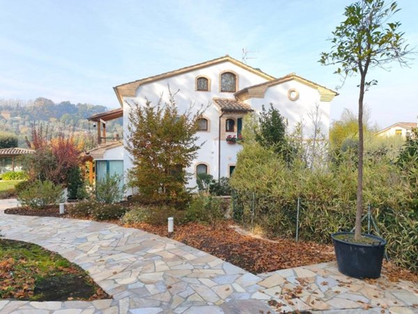 casa indipendente in vendita a Macerata