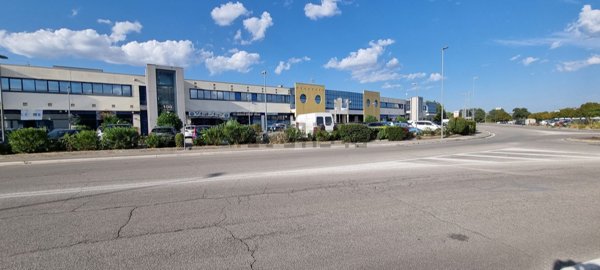 ufficio in vendita a Macerata in zona Piediripa