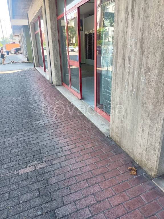 negozio in vendita a Macerata in zona Sforzacosta