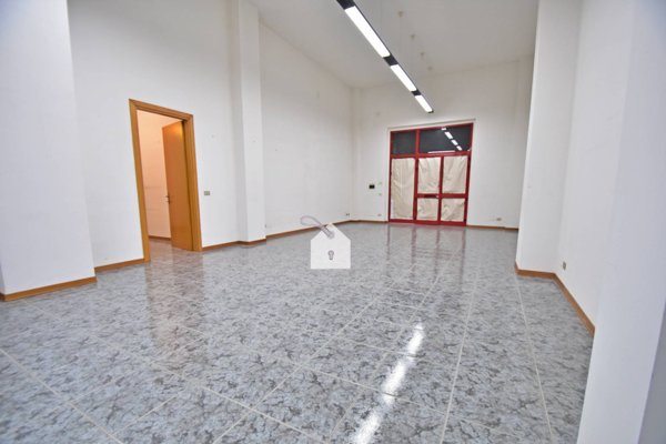 locale commerciale in vendita a Macerata in zona Sforzacosta