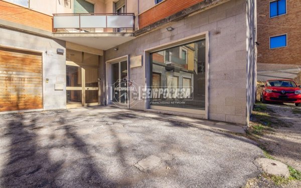 locale commerciale in vendita a Macerata