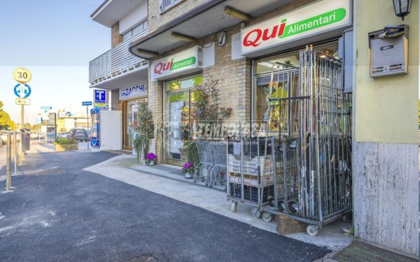 locale commerciale in vendita a Macerata in zona Piediripa