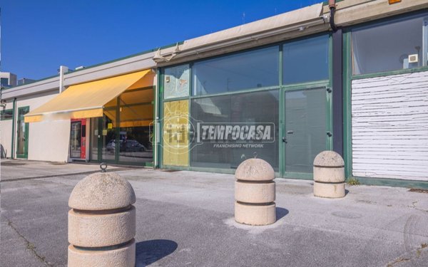 locale commerciale in vendita a Macerata in zona Piediripa