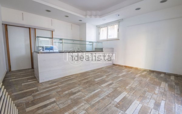 locale commerciale in vendita a Macerata