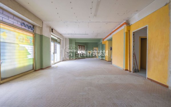 locale commerciale in vendita a Macerata