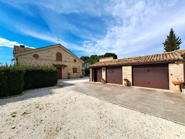 casa indipendente in vendita a Macerata
