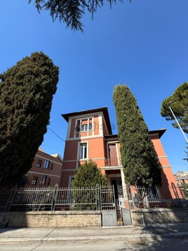 casa indipendente in vendita a Macerata