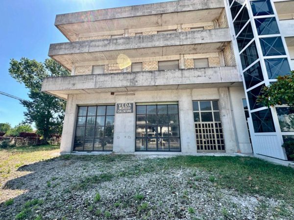 intera palazzina in vendita a Macerata in zona Piediripa