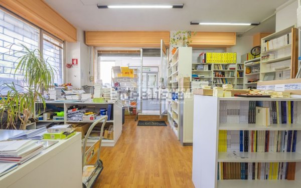 locale commerciale in vendita a Macerata