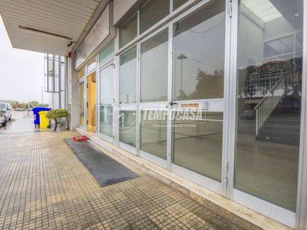 negozio in vendita a Macerata in zona Piediripa