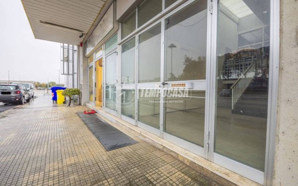 negozio in vendita a Macerata in zona Piediripa