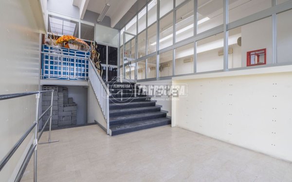 locale commerciale in vendita a Macerata in zona Piediripa