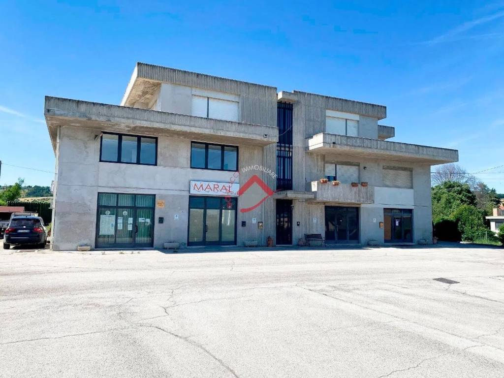 locale commerciale in vendita a Macerata in zona Piediripa