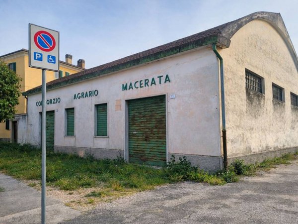 locale commerciale in vendita a Macerata in zona Sforzacosta