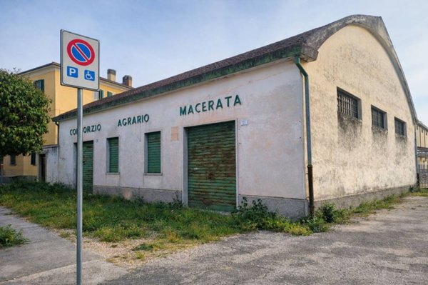 locale commerciale in vendita a Macerata in zona Sforzacosta