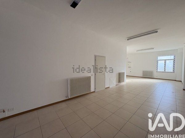 locale commerciale in vendita a Macerata