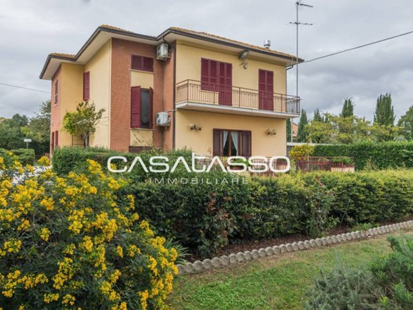 casa indipendente in vendita a Macerata in zona Cimarella