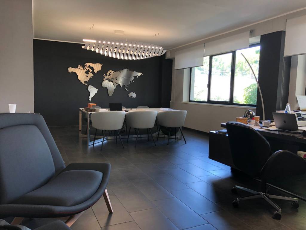 locale commerciale in vendita a Macerata in zona Piediripa