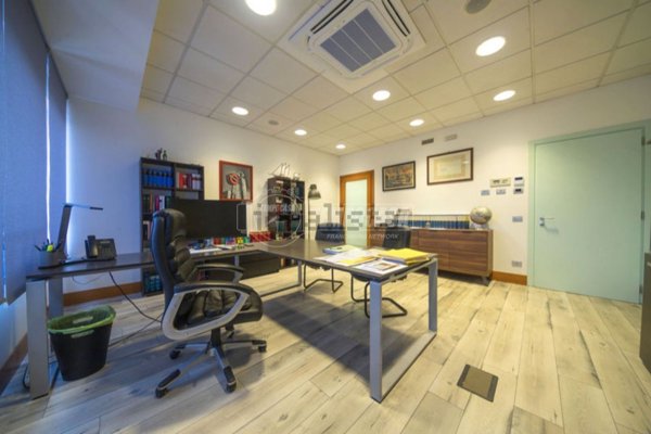 ufficio in vendita a Macerata in zona Piediripa