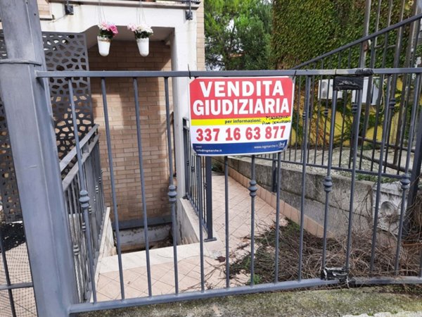 locale commerciale in vendita a Macerata