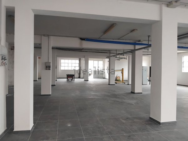 locale commerciale in vendita a Macerata