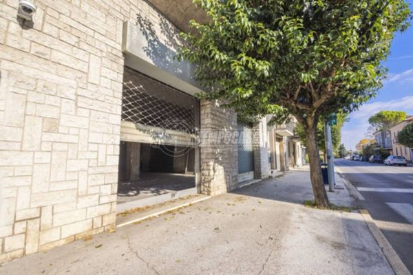 negozio in vendita a Macerata in zona Sforzacosta