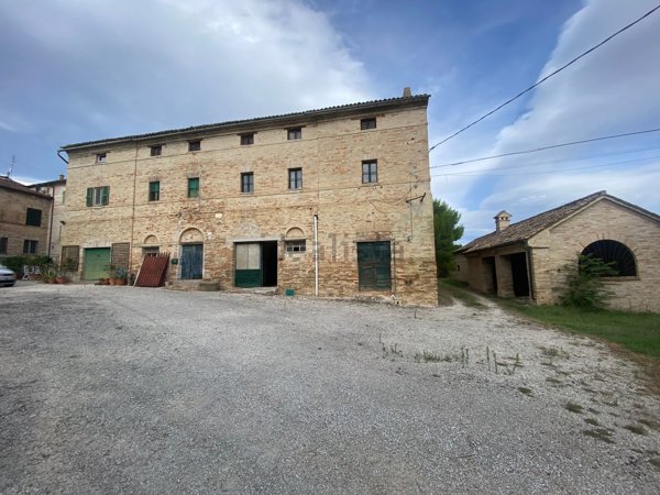 casa indipendente in vendita a Macerata in zona Cimarella