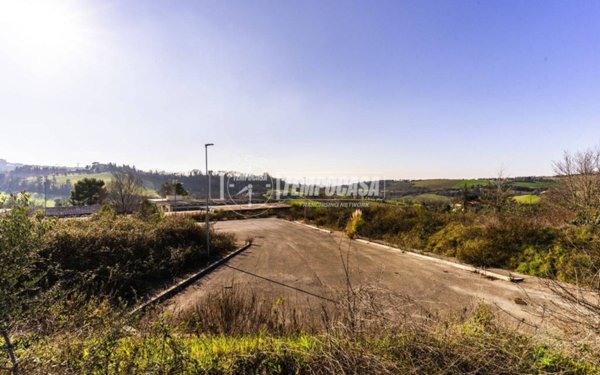 casa indipendente in vendita a Macerata