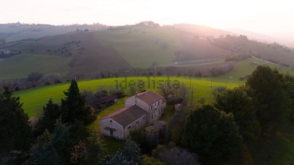 casale in vendita a Macerata in zona Madonna Del Monte