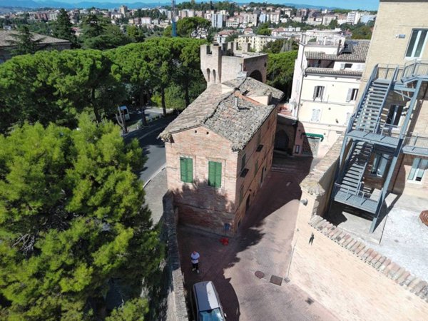 casa indipendente in vendita a Macerata