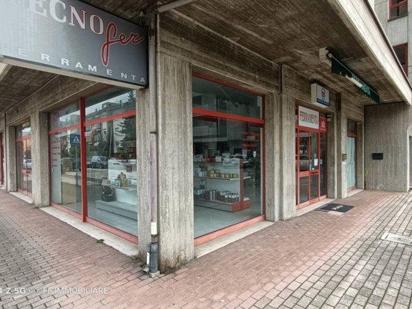 negozio in vendita a Macerata in zona Sforzacosta